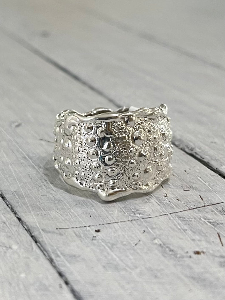 Wide band sea urchin ring 9 3/4